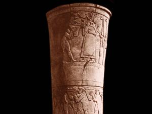 Die Uruk-Vase, deren Kopie zum Vorderasiatischen Museum gehört.