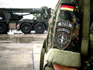 Ärmelabzeichen einer Bundeswehrsoldatin der deutschen Kfor.