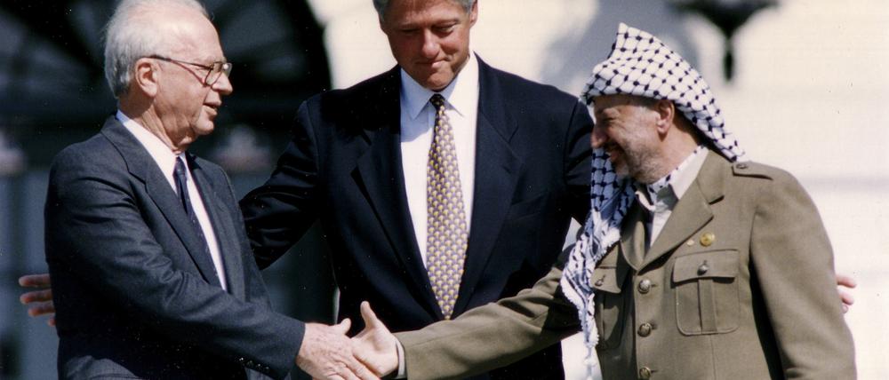 Washington 1993, als eine Lösung greifbar schien: Der israelische Ministerpräsident Yitzhak Rabin und der PLO-Vorsitzende Yasser Arafat nach der Unterzeichnung des israelisch-palästinensischen Friedensabkommens. In der Mitte: US-Präsident Bill Clinton.