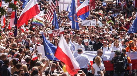 Hunderttausende zogen am 4. Juni durch Warschau, um gegen die Regierung zu protestieren.