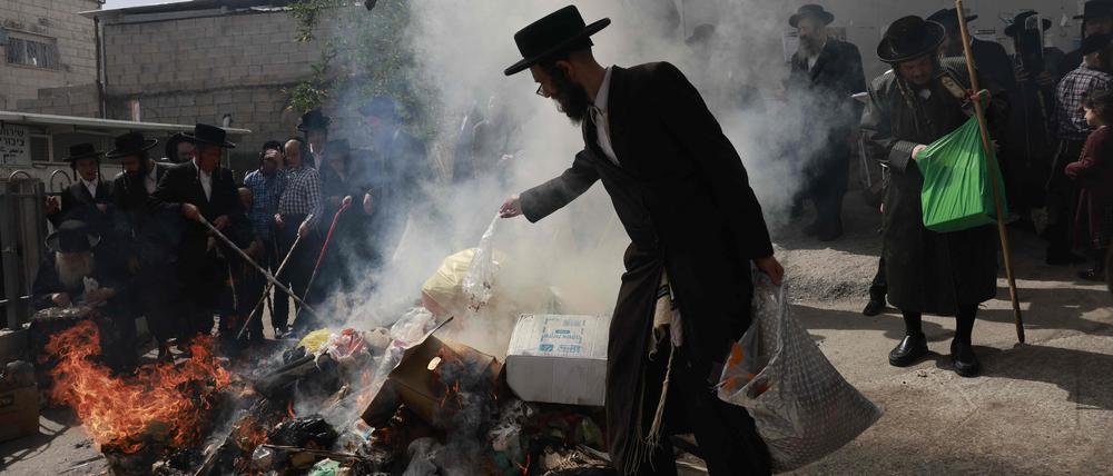 Ultraorthodoxe verbrennen gesäuerte Lebensmittel während des Biur Chametz-Rituals vor dem Pessach-Fest in Jerusalem.