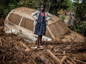 Aufgrund eines Dammbruchs sind in Kenia mindestens 42 Menschen ums Leben gekommen. Seit März 2024 sind über 140 Kenianer:innen an den Folgen der Überschwemmungen gestorben.