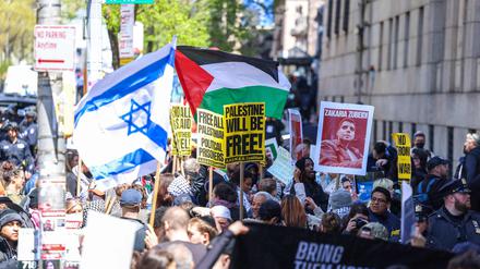 Pro-palästinenische and pro-israelische Demonstranten treffen vor dem Eingang der Columbia University in New York aufeinander.