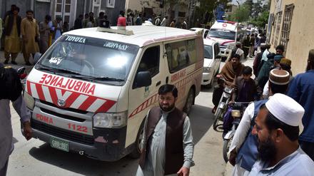 Ein Krankenwagen mit den Leichen von Menschen, die von Bewaffneten getötet wurden, kommt in einem Krankenhaus in Quetta an. 