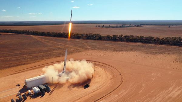 Das Bild zeigt den Start der Trägerrakete HyImpulse SR75 in Koonibba, Australien. 