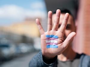 Die Transgender-Flagge auf die Hand geschminkt.