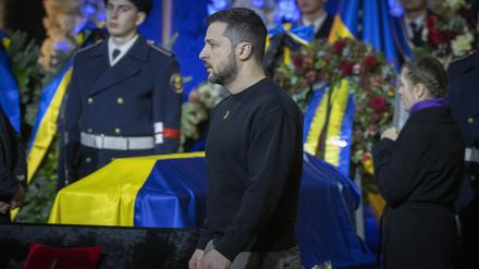Wolodymyr Selenskyj nimmt an der Trauerzeremonie zu Ehren der Verstorbenen des Hubschrauberabsturzes um Innenminister Monastyrskyj teil. 