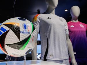 Die offiziellen Trikots der deutschen Fußball-Nationalmannschaft für die kommende Fußball-Europameisterschaft 2024 (Symbolbild).