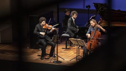 Geiger Augustin Hadelich, Cellistin Marie-Elisabeth Hecker und Pianist Martin Helmchen am 29. Januar 2024 im Konzerthaus