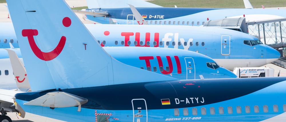 Flugzeuge von Tuifly parken am Flughafen Hannover-Langenhagen.