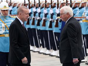 Turkish President Recep Tayyip Erdogan (L) and German President Frank-Walter Steinmeier take part in a welcoming ceremony before a meeting at the Presidential Complex in Ankara, on April 24, 2024. (Photo by Adem ALTAN / AFP)