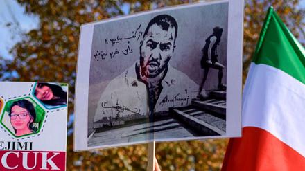 Menschen halten Plakate mit Porträts des iranischen Rappers Toomaj Salehi (R), der im Iran inhaftiert ist. (Archivbild vom 26.11.2022)