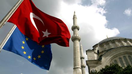 Die EU bietet der Türkei eine Wiederbelebung der schwer belasteten Beziehungen an.