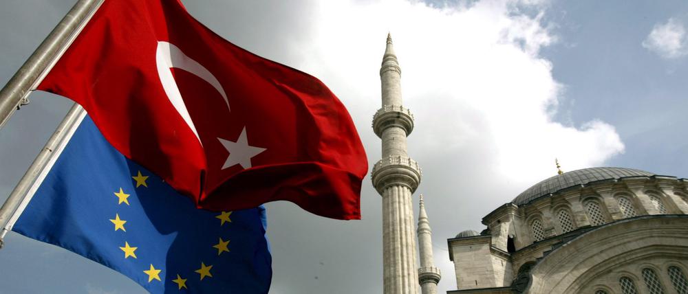 Die EU bietet der Türkei eine Wiederbelebung der schwer belasteten Beziehungen an.