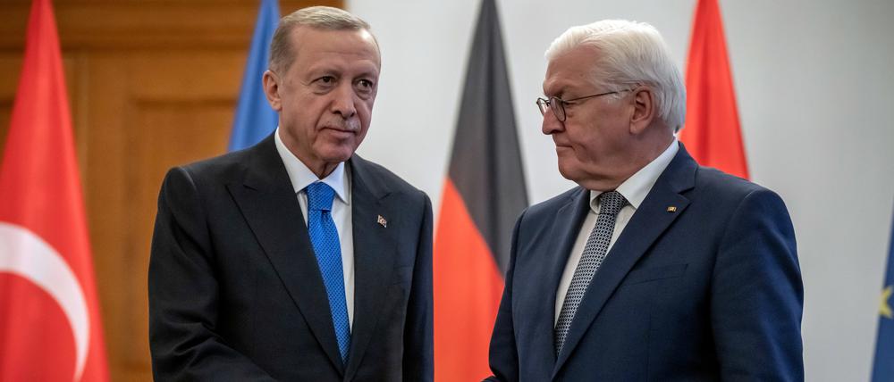 Bundespräsident Steinmeier begrüßt den türkischen Präsidenten Erdogan bei dessen Berlin-Besuch am 17. November 2023.