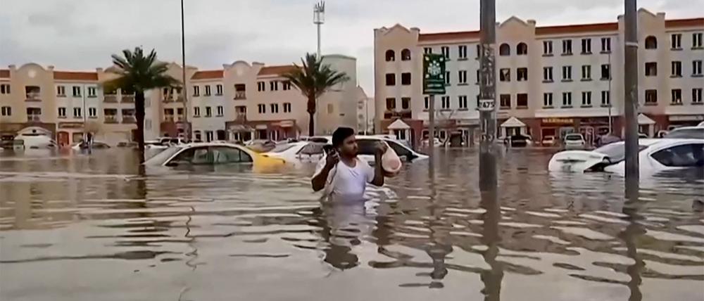 Die Aufnahmen von Überschwemmungen in Dubai schockieren: Flughafen, Autobahnen, Einkaufszentren – alles unter Wasser. 
