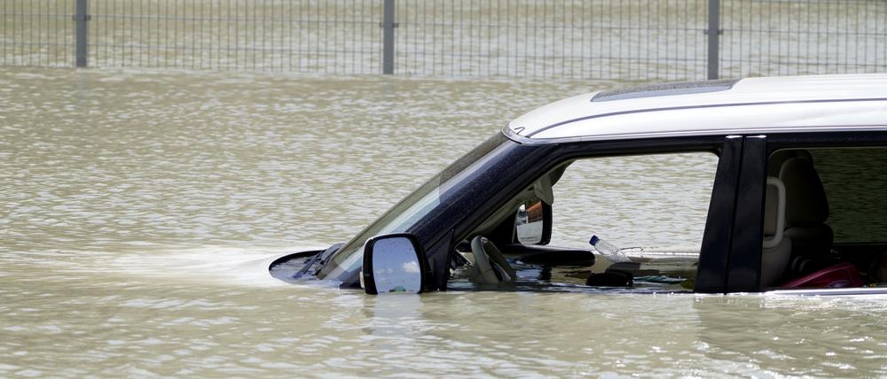  Vereinigte Arabische Emirate, Dubai: Ein Geländewagen steht im Hochwasser.