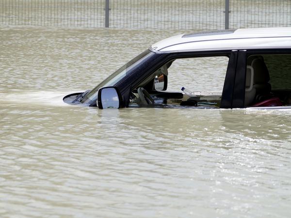 Ein Geländewagen steht im Hochwasser. Schwere Gewitter zogen am Dienstag über die Vereinigten Arabischen Emirate hinweg, wodurch Teile der Hauptverkehrsstraßen überflutet wurden.