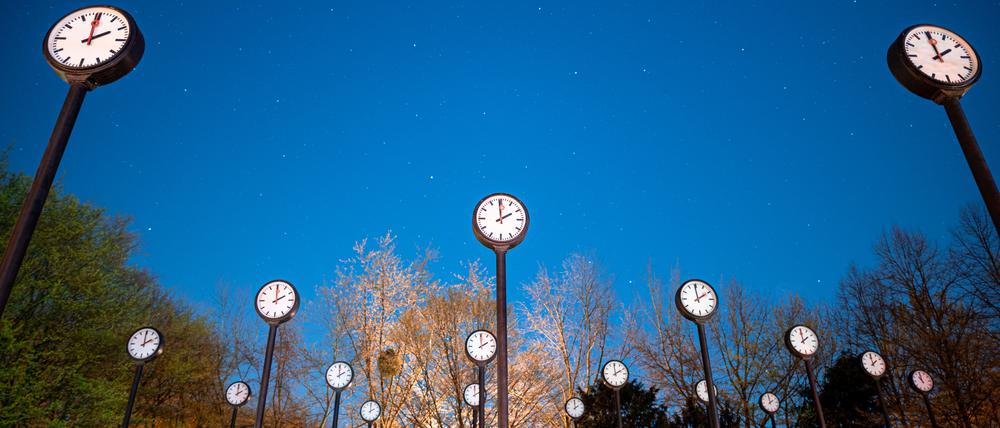Das Kunstwerk «Zeitfeld» von Klaus Rinke im Volksgarten. Die Uhren zeigen auf zwei Uhr in der Nacht. Am 29.03. werden die Uhren auf Sommerzeit umgestellt. +++ dpa-Bildfunk +++