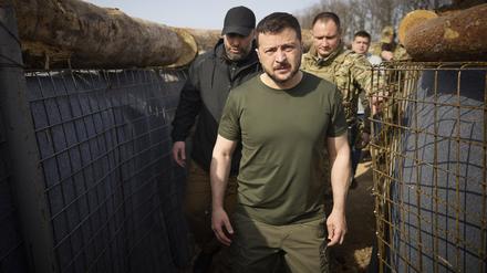 Wolodymyr Selenskyj, Präsident der Ukraine, bei der Visite der Befestigungslinien in der Region von Charkiw. 