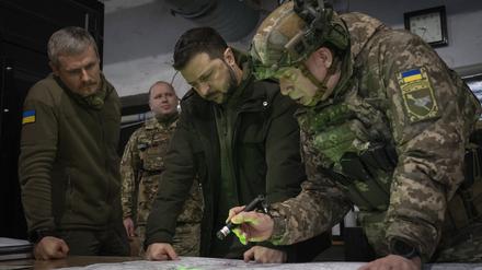 Wolodymyr Selenskyj und Olexander Syrskyj (r) betrachten eine Landkarte während ihres Besuchs in der Frontstadt in der Region Charkiw. 