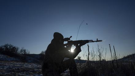Ein ukrainischer Soldat des Sich-Bataillons testet sein AK-74 in der Nähe der kürzlich zurückeroberten Stadt Lyman.