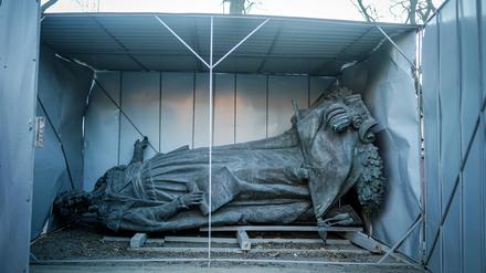 Symbol des Aufbegehrens. Eine abgebaute Statue von Katharina der Großen, der ehemaligen Kaiserin von Russland, in einer Wellblechhütte vor dem Fine Art Museum der ukrainischen Hafenstadt Odessa. 