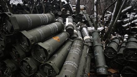 Artilleriemunition der ukrainischen Armee wird an der Frontlinie an einem ungenannten Ort in der Region Donezk gelagert.