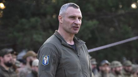 Der Bürgermeister von Kiew, Vitali Klitschko, spricht zu Soldaten der ukrainischen Nationalgarde, 3. Svoboda-Bataillon, Rubezh-Brigade, während der Rotation.