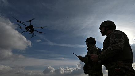 Ukrainische Soldaten mit einer Drohne nahe der Front