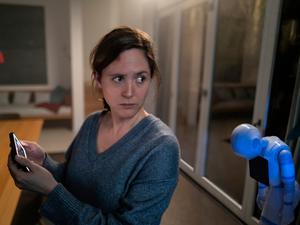 Was geht hier vor sich? Emma (Emily Cox) ist allein zu Hause, als die Technik im Smart Home der Turguts verrückt spielt. 