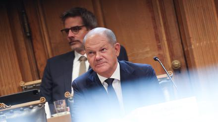 Bundeskanzler Olaf Scholz (SPD) mit Regierungssprecher Steffen Hebestreit im Hintergrund.