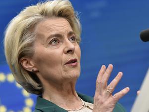 Die Präsidentin der Europäischen Kommission Ursula von der Leyen spricht während einer Pressekonferenz auf einem EU-Gipfel.