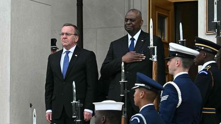Boris Pistorius (links) wurde von seinem Kollegen Lloyd Austin im Pentagon mit vollen militärischen Ehren empfangen, einer Zeremonie mit erweiterter Ehrengarde und Militärkapelle. 