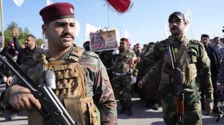 Mitglieder einer irakischen schiitischen militanten Gruppe tragen den Sarg eines Kämpfers der Hisbollah-Miliz Kataib.