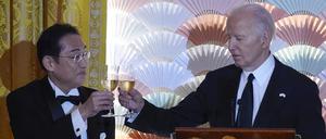 Archivbild: US-Präsident Joe Biden stößt mit Japans Ministerpräsident Fumio Kishida während eines Staatsdinners im Weißen Haus an.