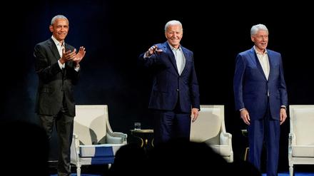 US-Präsident Joe Biden (Mitte) mit seinen beiden demokratischen Vorgängern Barack Obama (links) und Bill Clinton bei einer Spendengala in New York.     