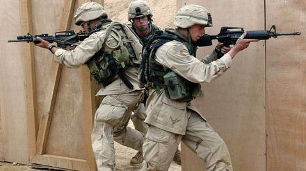 US-Soldaten trainieren in Bagdad den Häuserkampf. 