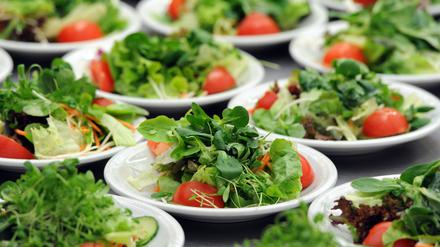 Viel Salat hilft viel - vor allem senkt pflanzliche Kost das Risiko für Herzkreislauferkrankungen.