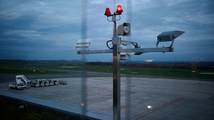 Blick durch die Glasscheiben der Besucherterrasse auf das Flugfeld am Dortmunder Flughafen.