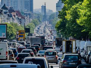 Der wachsende Pkw-Verkehr verhagelt Verkehrsminister Volker Wissing die Klimabilanz.