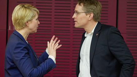 Manuela Schwesig (SPD), Bundesratspräsidentin, und Daniel Günther (CDU), Ministerpräsident Schleswig-Holstein, unterhalten sich vor der Sitzung des Vermittlungsausschusses von Bundestag und Bundesrat.
