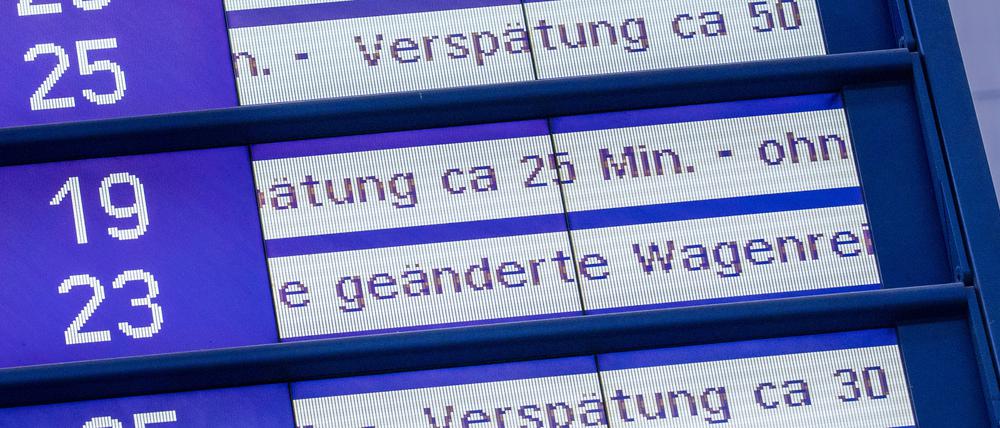 Verspätungen bei der Bahn, Anzeigetafel, München, 2023.