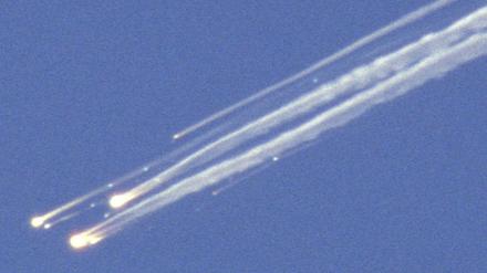 Die US-Raumfähre «Columbia» zerfällt beim Eintritt in die Atmosphäre am 1. Februar 2003 in großer Höhe über Nordtexas in mehrere Teile.