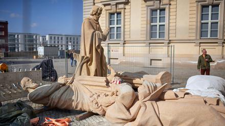 Das Berliner Humboldt Forum erhält acht weitere Balustradenskulpturen. Die Figuren des Hesekiel liegend vorne und des Zacharias liegend sowie des Jonas stehend. 
