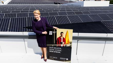 Wirtschaftssenatorin Franziska Giffey präsentiert ein Motiv der neuen Kampagne auf dem Dach des Futuriums, mit Solaranlage im Hintergrund.