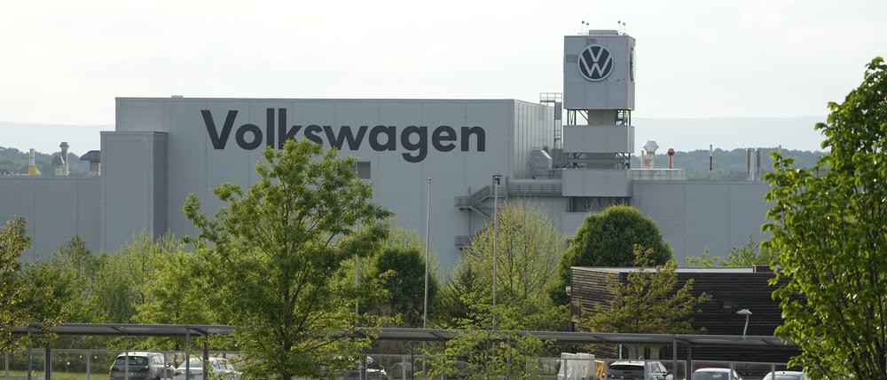Eine Person geht über den Parkplatz des Volkswagen-Werks in Chattanooga, Tennessee. 