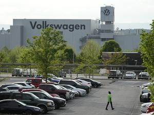 Eine Person geht über den Parkplatz des Volkswagen-Werks in Chattanooga, Tennessee. 