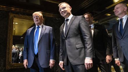 17.04.2024, USA, New York: Der ehemalige US-Präsident Donald Trump trifft sich mit dem polnischen Präsidenten Andrzej Duda im Trump Tower in Midtown Manhattan.