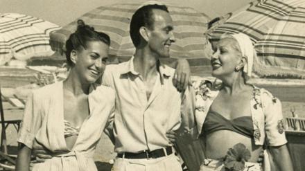 Wanda Osiris (rechts) im Freunden am Strand in Italien.